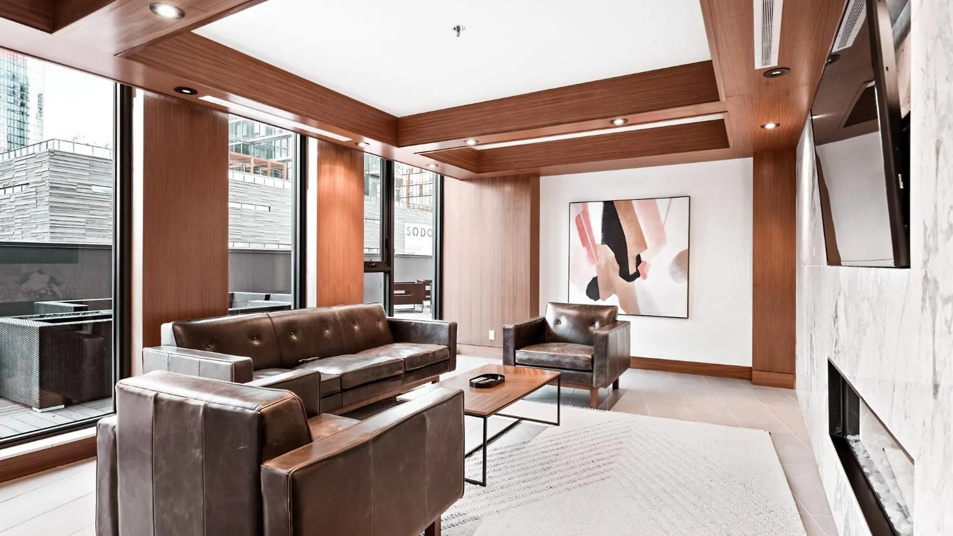 Apartment *Sky Palace* With Views, Balcony, & Outdoor Pool Calgary