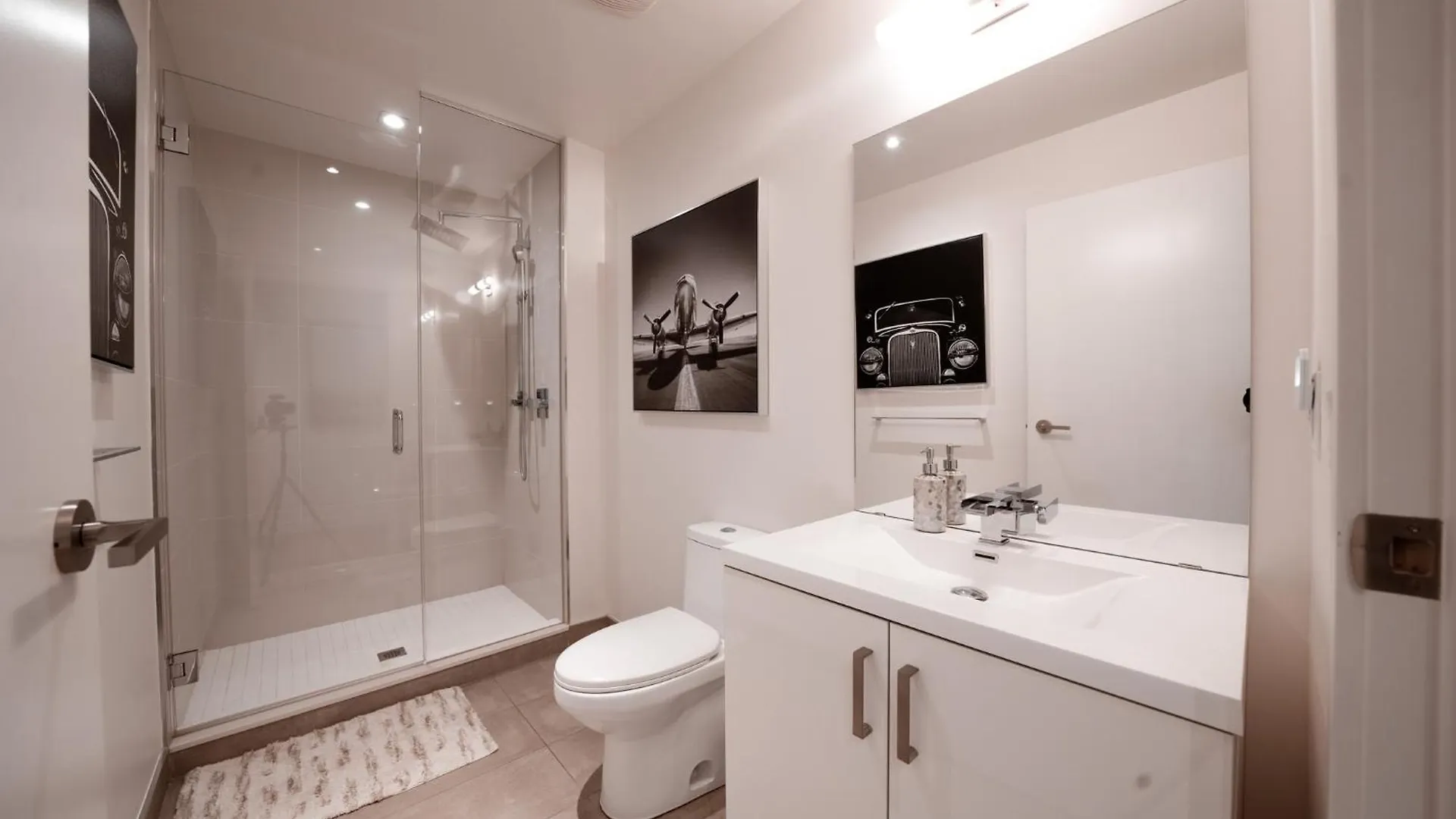 Apartment *Sky Palace* With Views, Balcony, & Outdoor Pool Calgary Canada