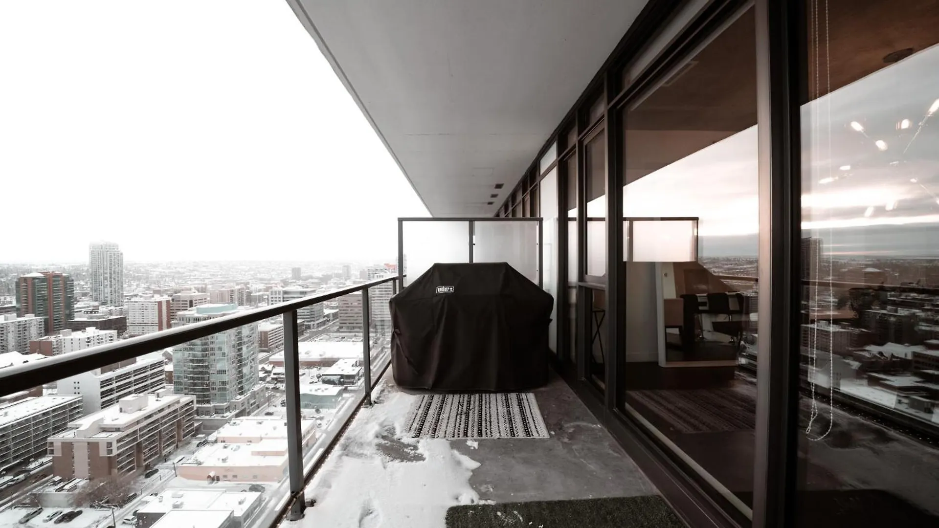 Apartment *Sky Palace* With Views, Balcony, & Outdoor Pool Calgary